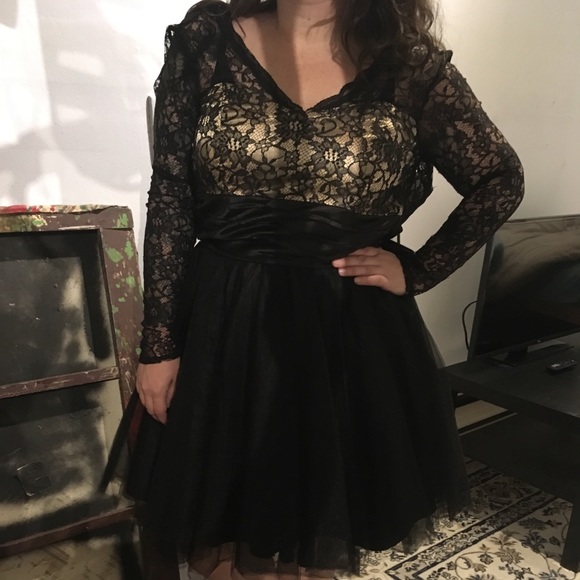Fit and flare holiday dress - Picture 2 of 4